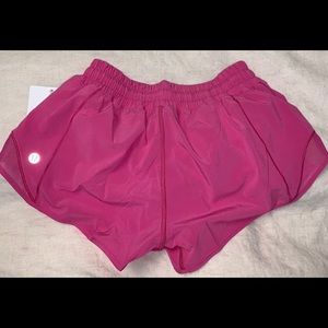 SOLD Lululemon Sonic Pink Hotty Hots Size 4 2.5 inch low rise